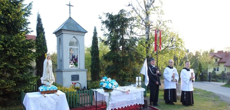 Chwalcie łąki umajone… Chwalcie z nami Panią Świata!